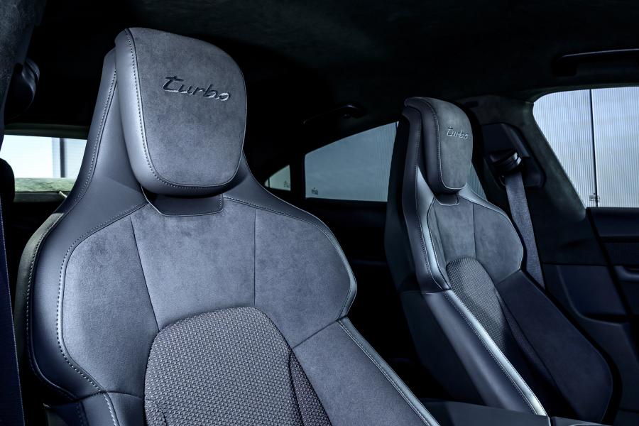 Интерьер Porsche Taycan Turbo 2020 года  (UK) (фото 38 из 40)